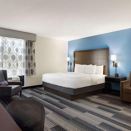 Отель La Quinta By Wyndham Springfield Airport Plaza Экстерьер фото