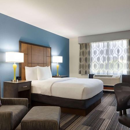 Отель La Quinta By Wyndham Springfield Airport Plaza Экстерьер фото