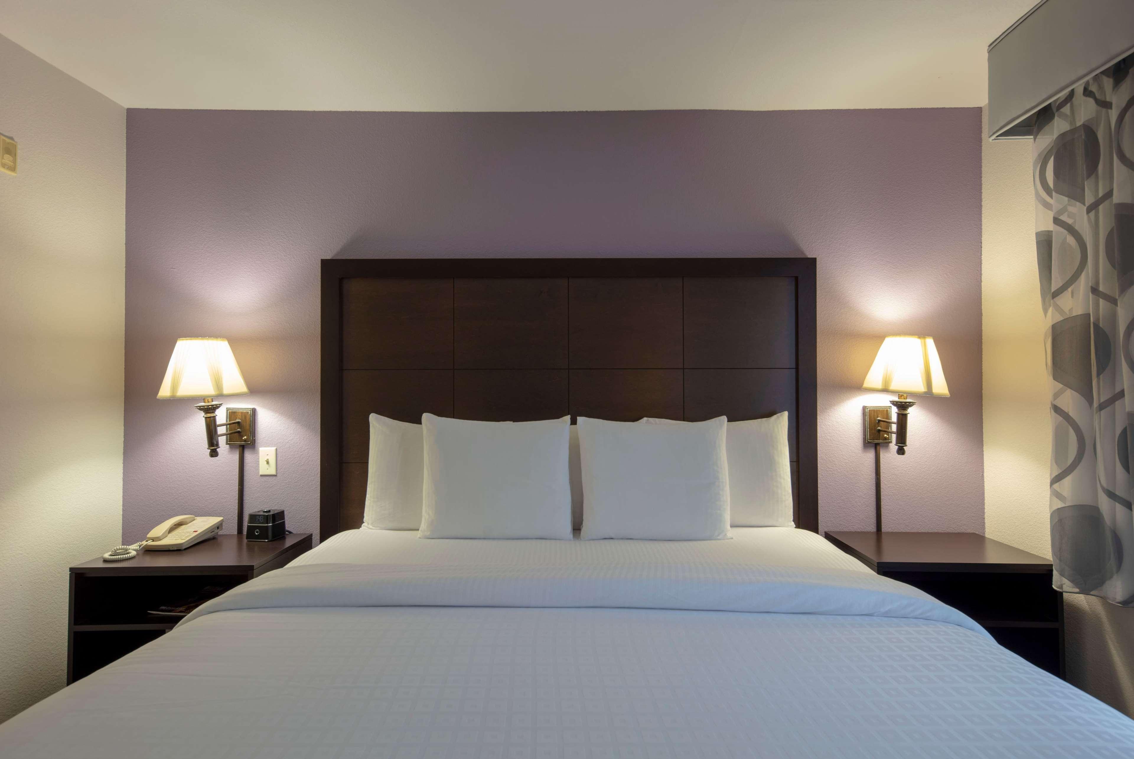 Отель La Quinta By Wyndham Springfield Airport Plaza Экстерьер фото