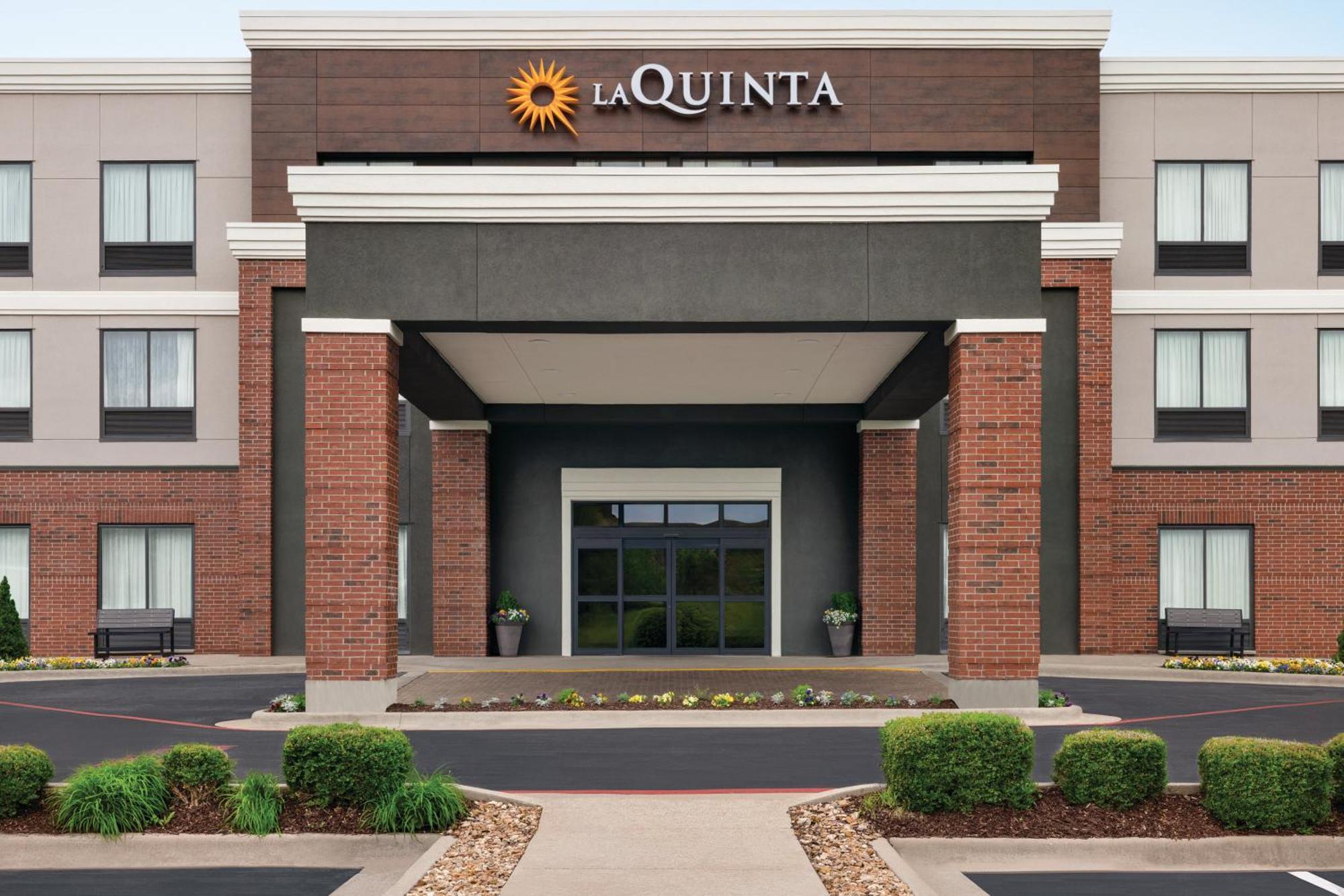 Отель La Quinta By Wyndham Springfield Airport Plaza Экстерьер фото