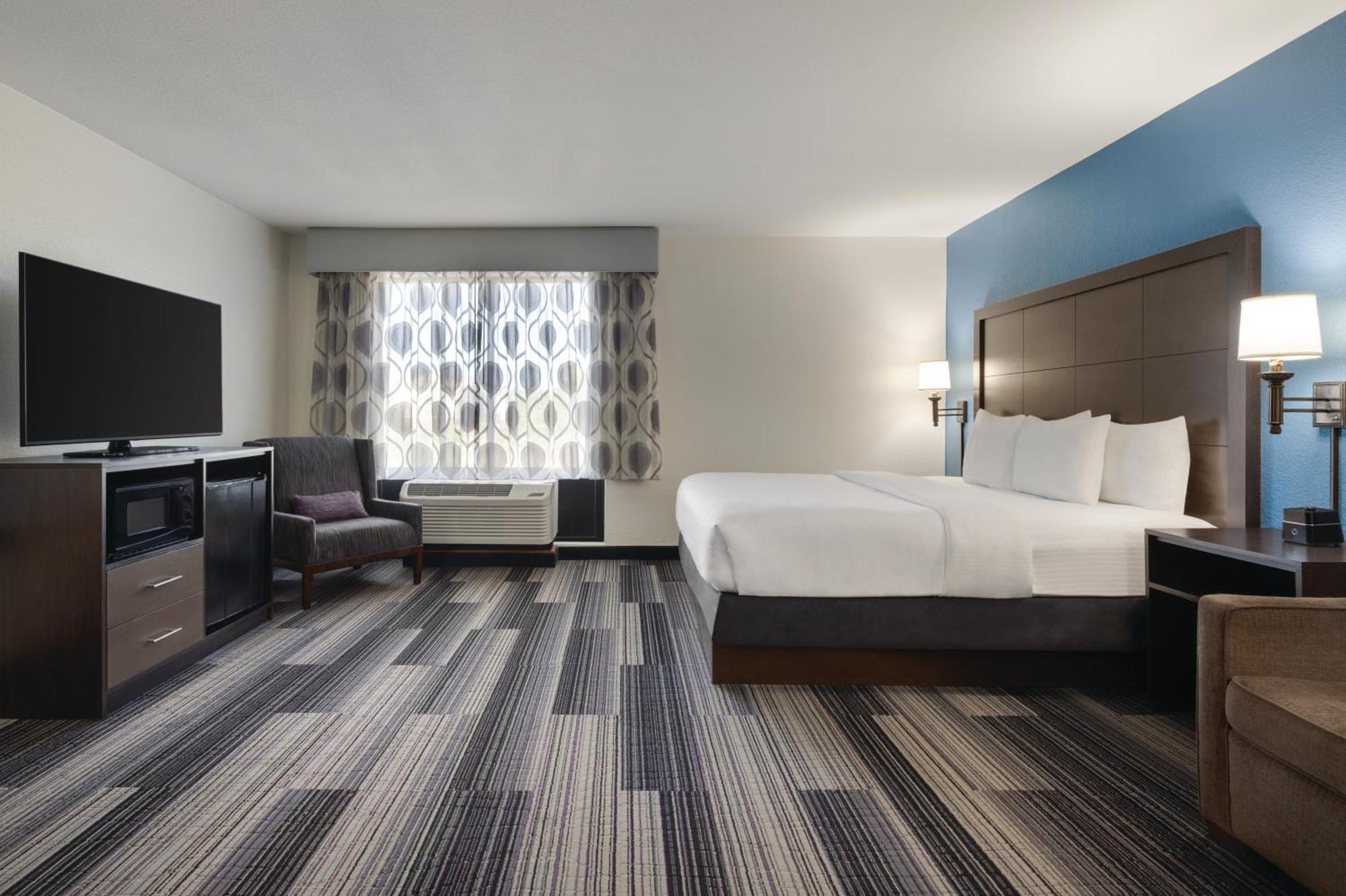 Отель La Quinta By Wyndham Springfield Airport Plaza Экстерьер фото