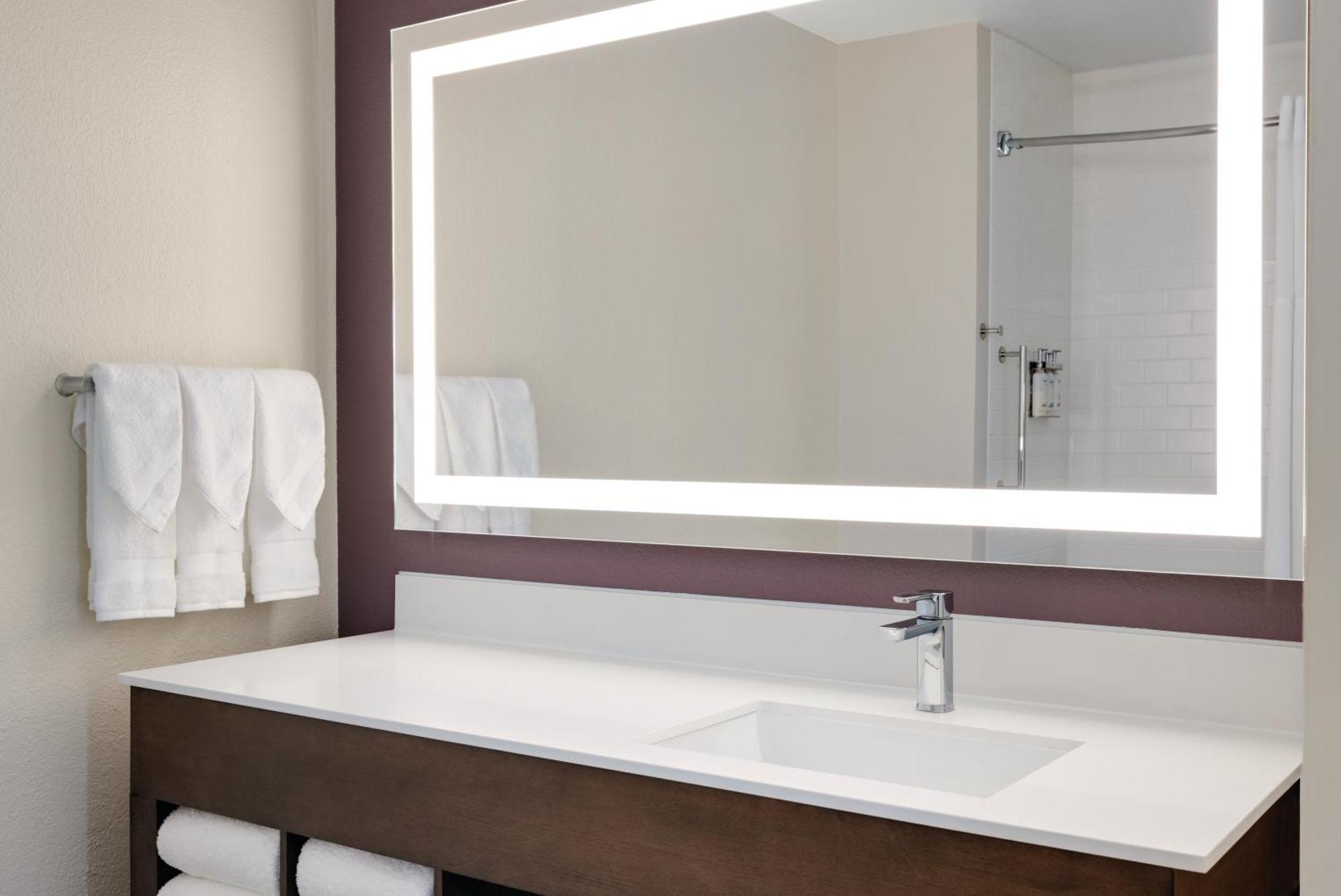 Отель La Quinta By Wyndham Springfield Airport Plaza Экстерьер фото