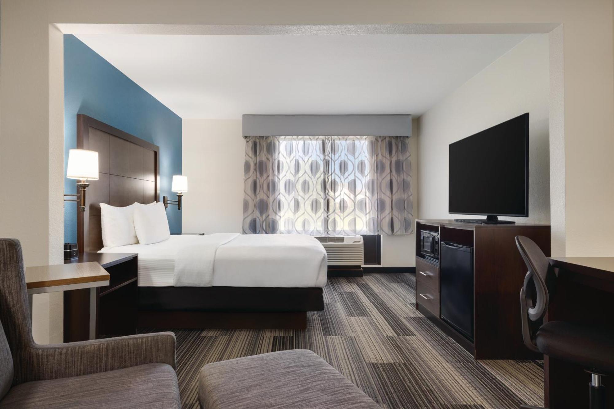 Отель La Quinta By Wyndham Springfield Airport Plaza Экстерьер фото