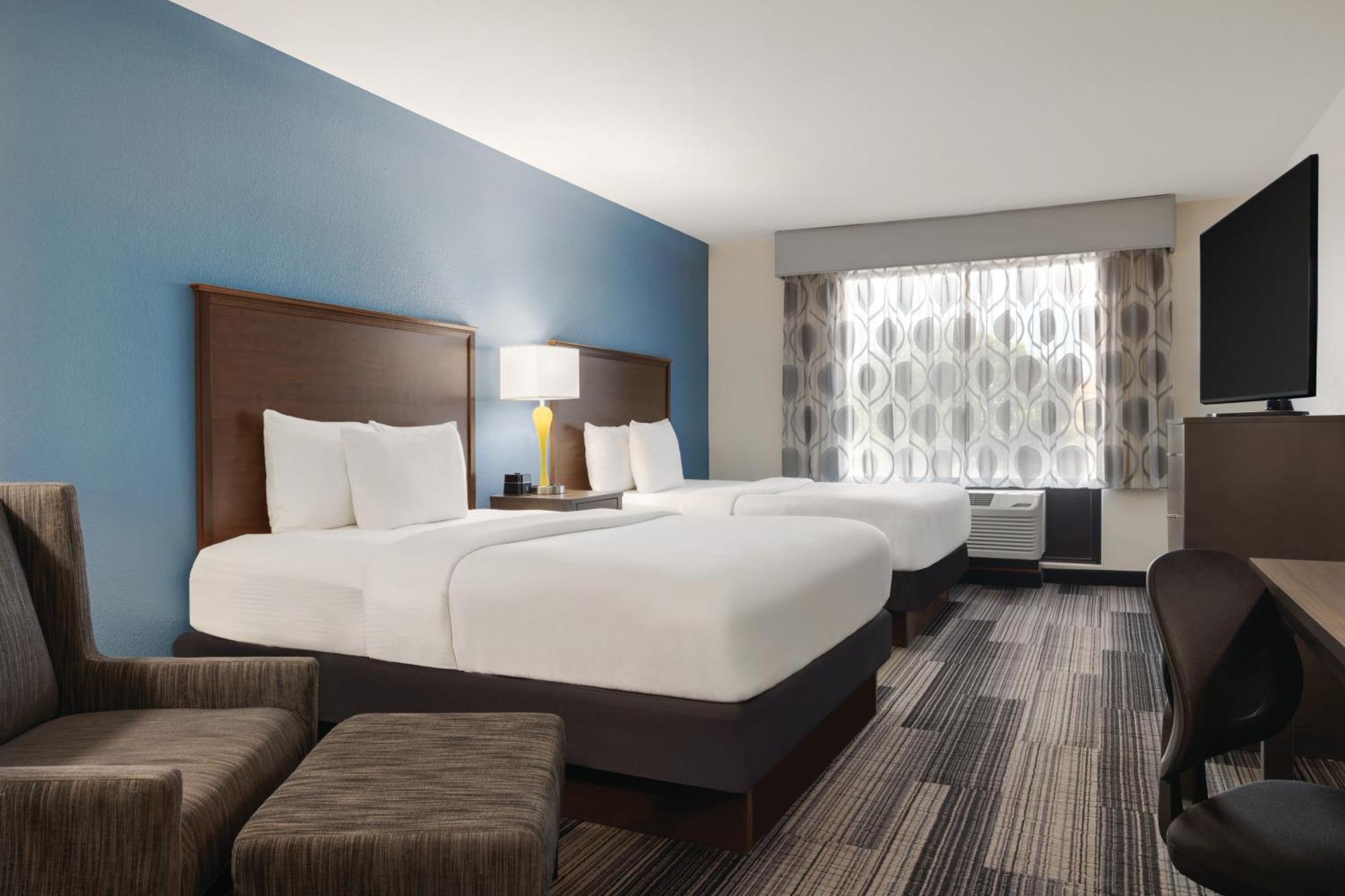 Отель La Quinta By Wyndham Springfield Airport Plaza Экстерьер фото