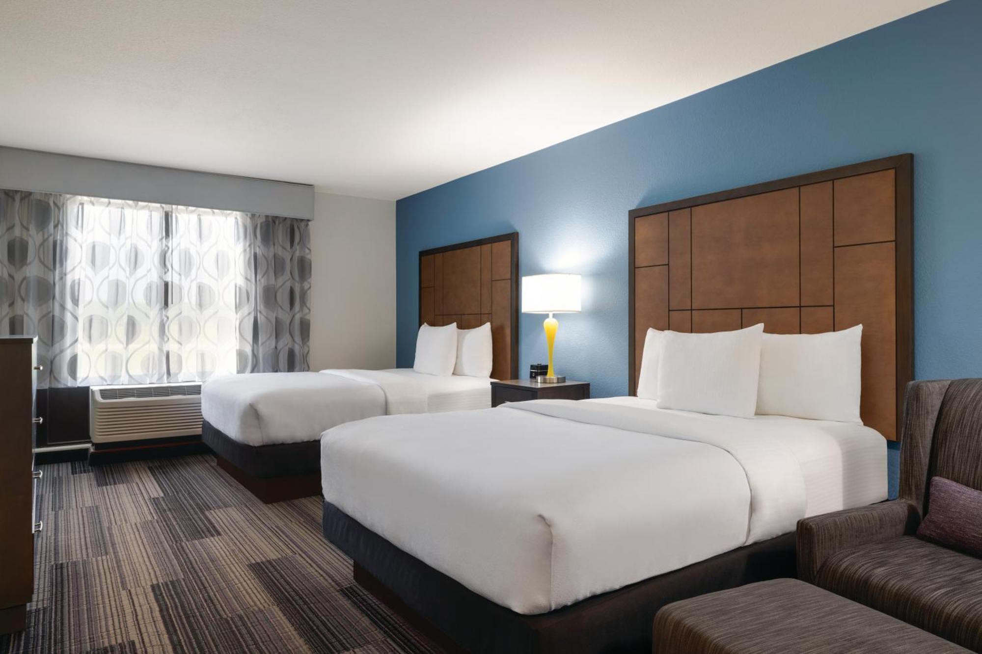 Отель La Quinta By Wyndham Springfield Airport Plaza Экстерьер фото
