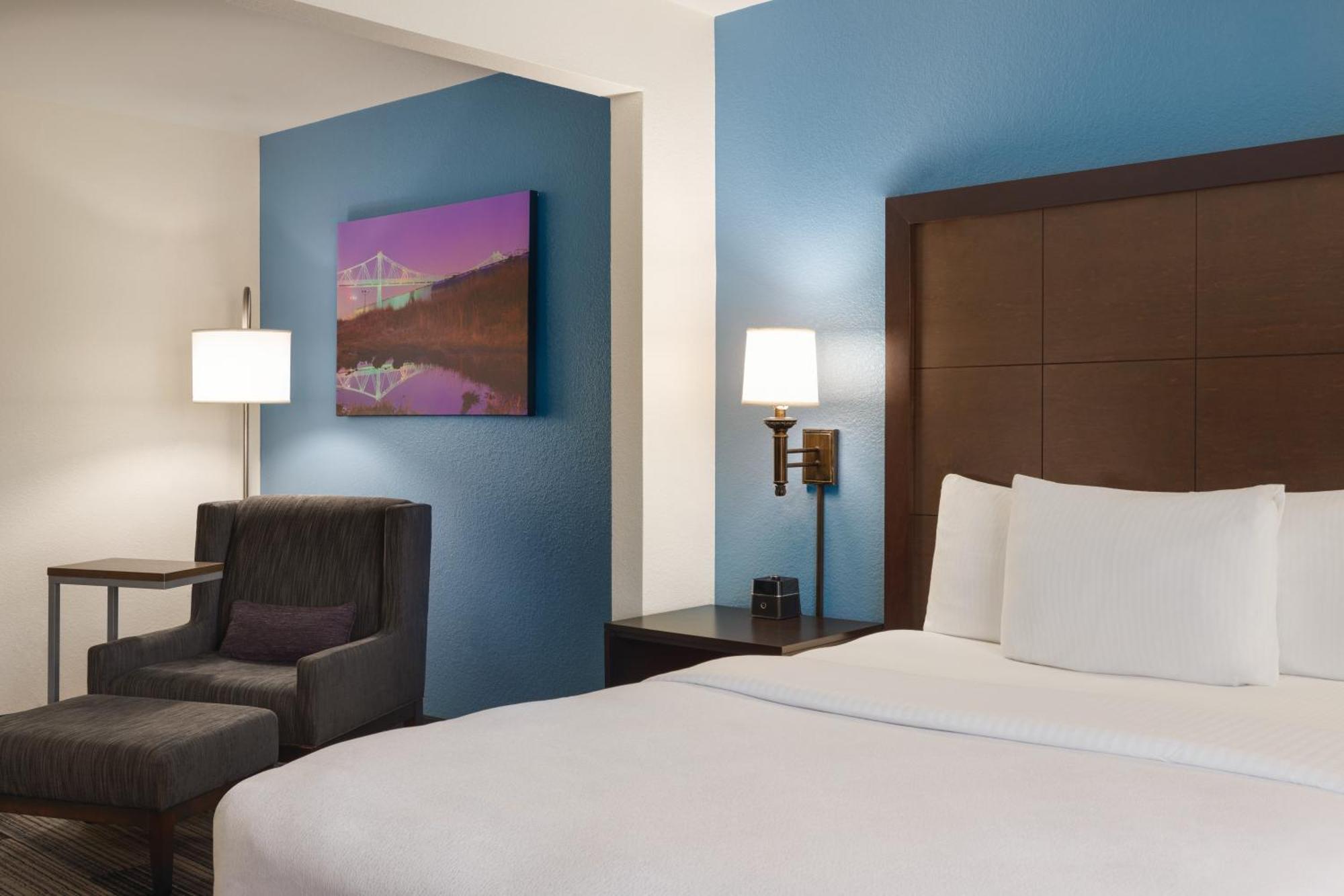 Отель La Quinta By Wyndham Springfield Airport Plaza Экстерьер фото
