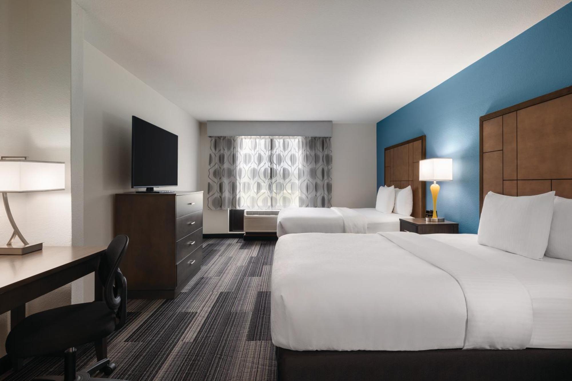 Отель La Quinta By Wyndham Springfield Airport Plaza Экстерьер фото