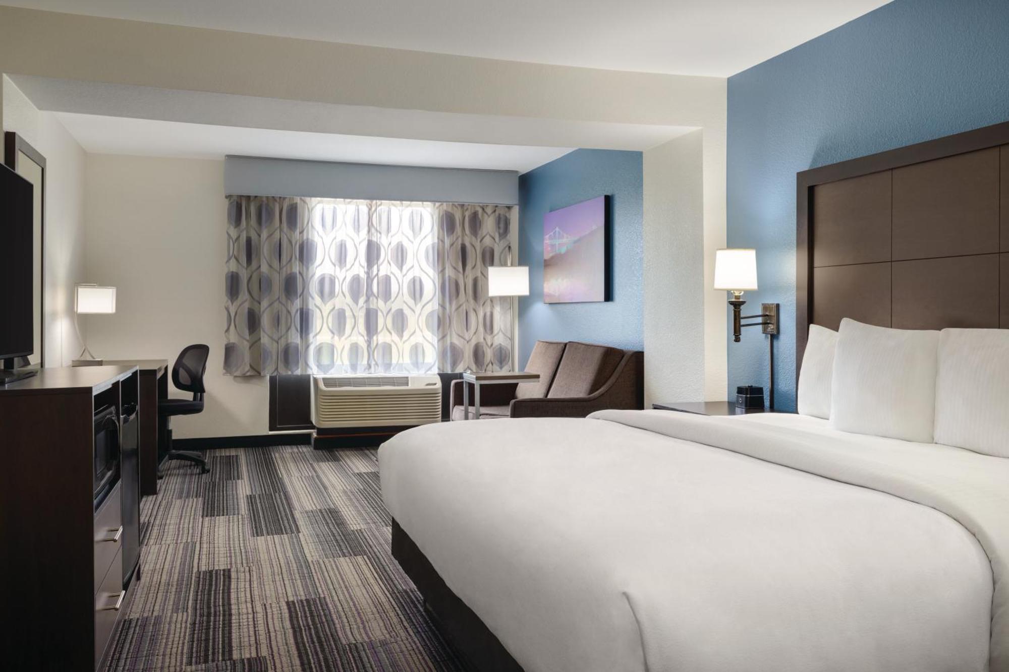 Отель La Quinta By Wyndham Springfield Airport Plaza Экстерьер фото