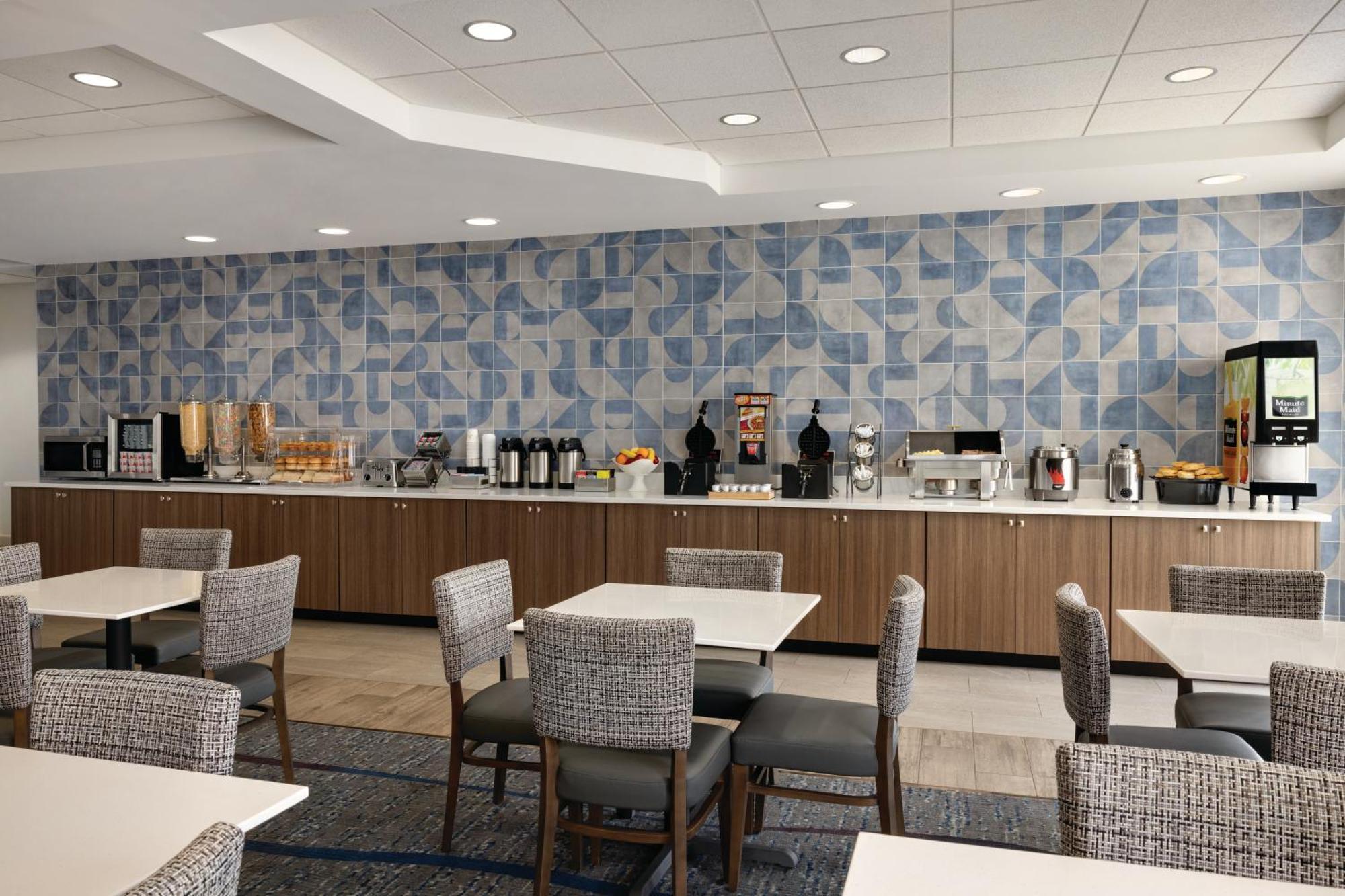 Отель La Quinta By Wyndham Springfield Airport Plaza Экстерьер фото