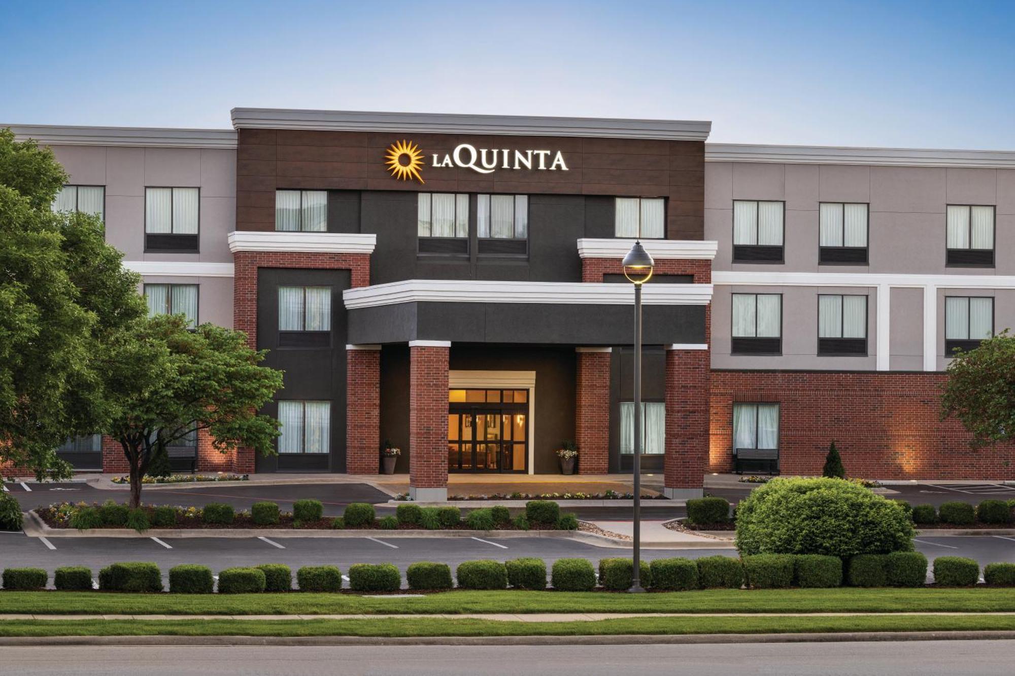 Отель La Quinta By Wyndham Springfield Airport Plaza Экстерьер фото