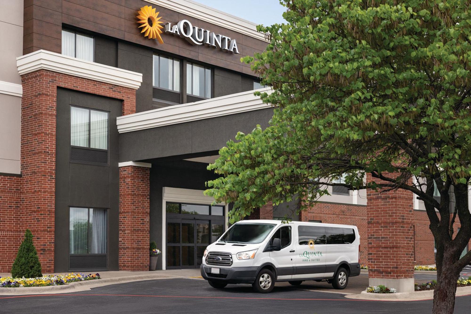 Отель La Quinta By Wyndham Springfield Airport Plaza Экстерьер фото