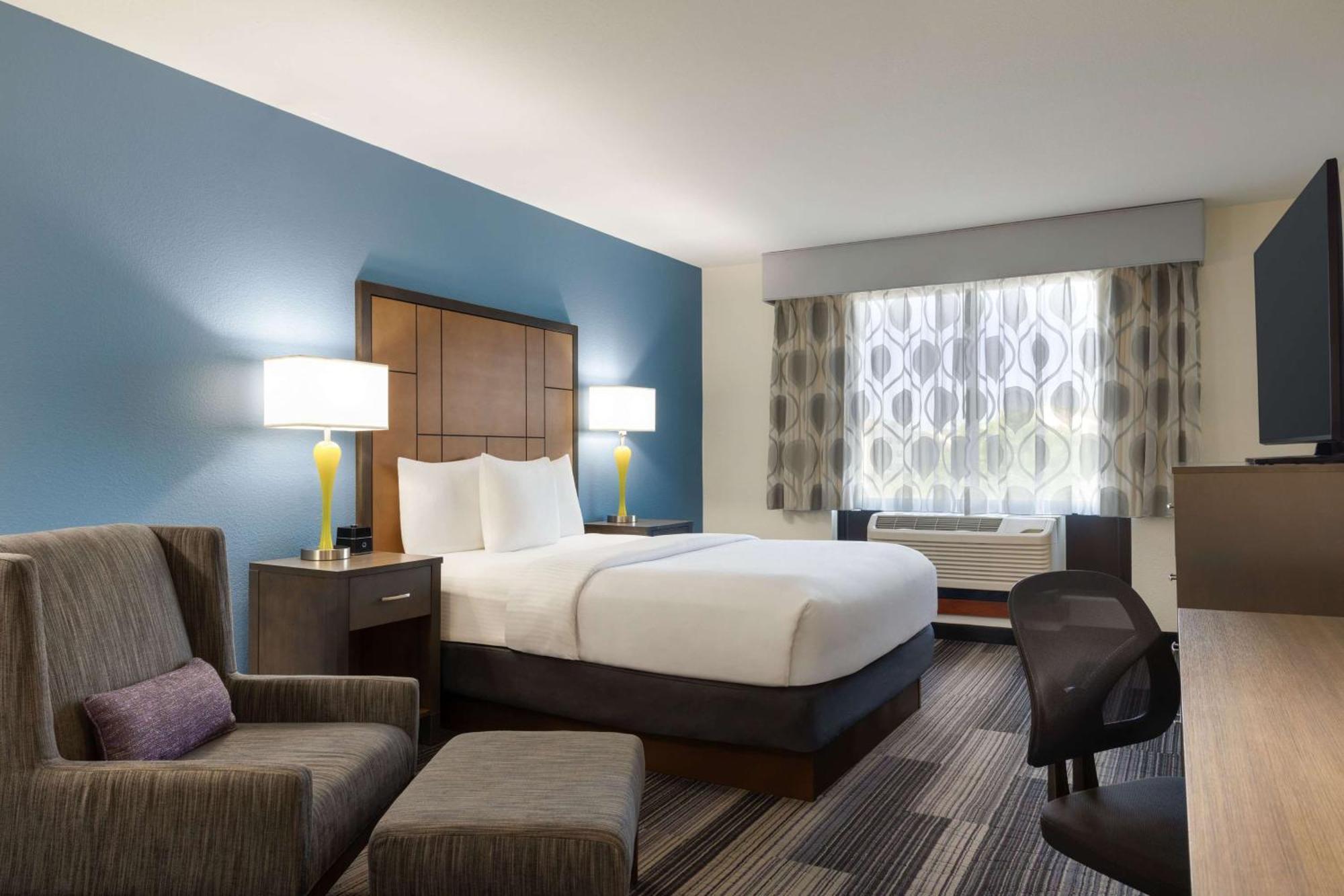 Отель La Quinta By Wyndham Springfield Airport Plaza Экстерьер фото