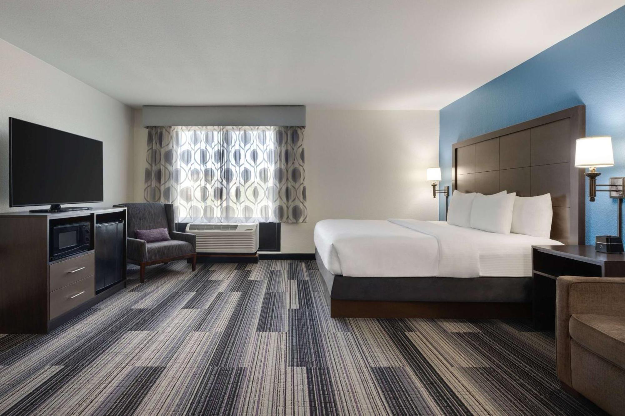 Отель La Quinta By Wyndham Springfield Airport Plaza Экстерьер фото