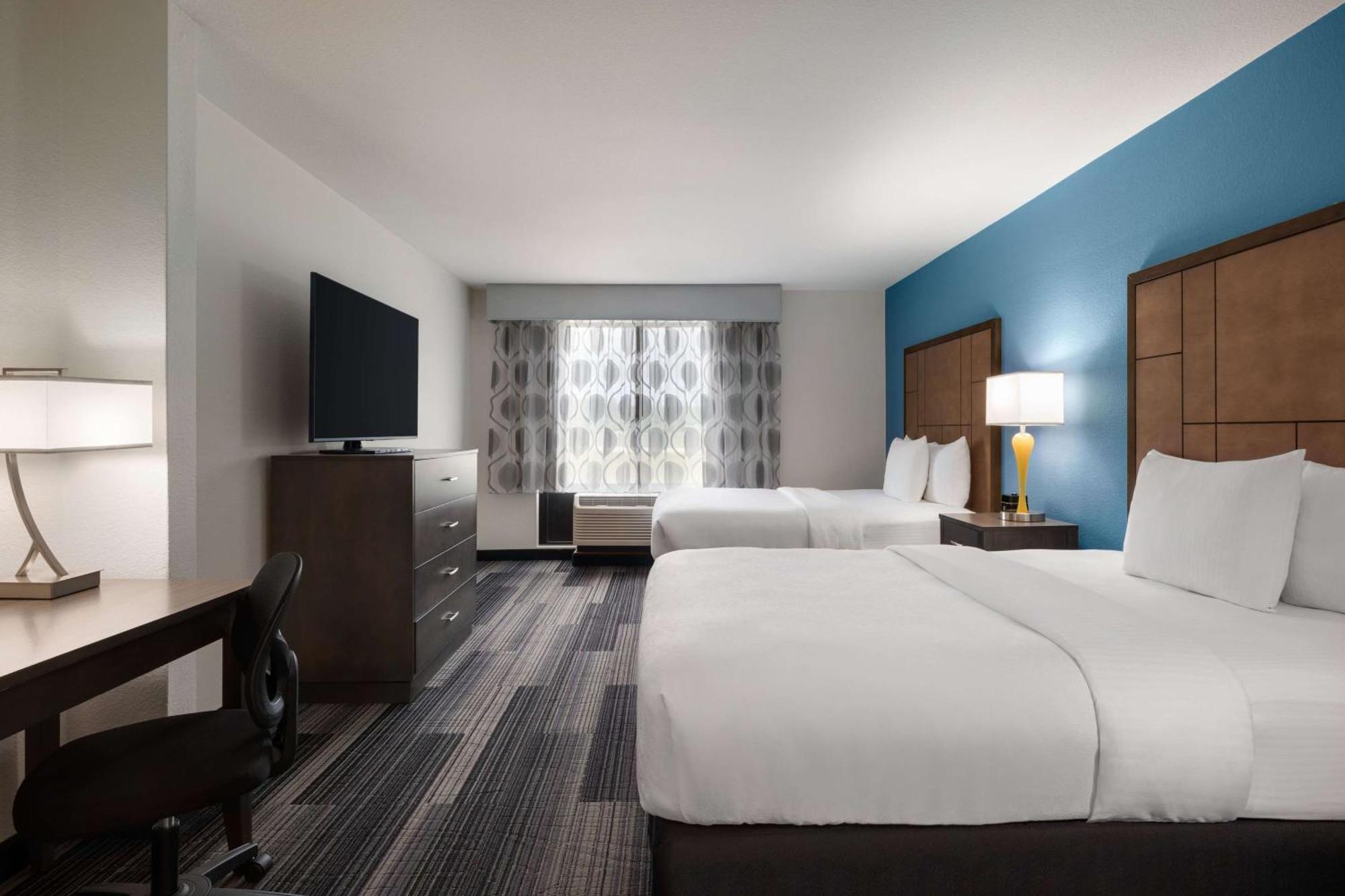 Отель La Quinta By Wyndham Springfield Airport Plaza Экстерьер фото