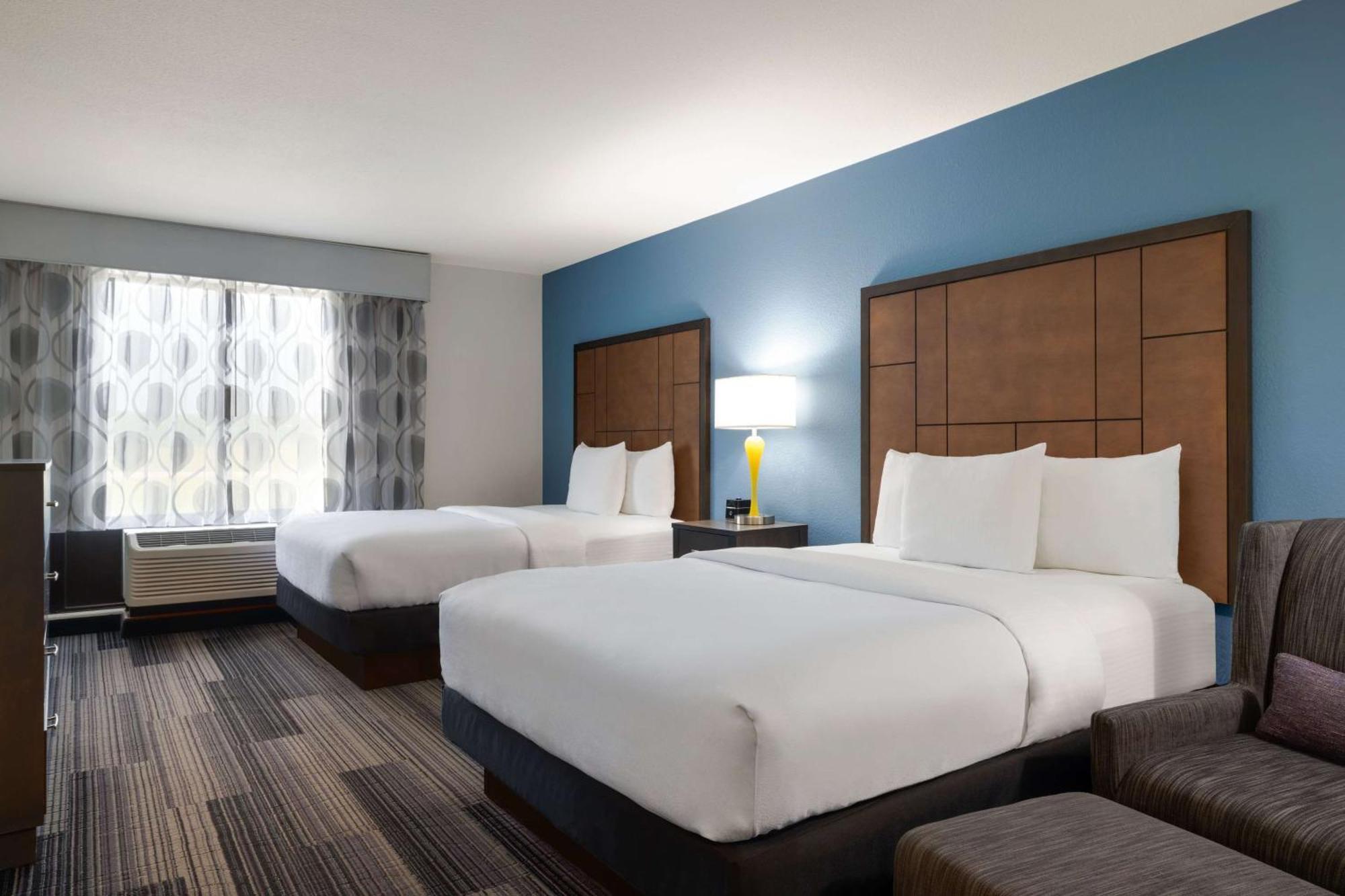 Отель La Quinta By Wyndham Springfield Airport Plaza Экстерьер фото