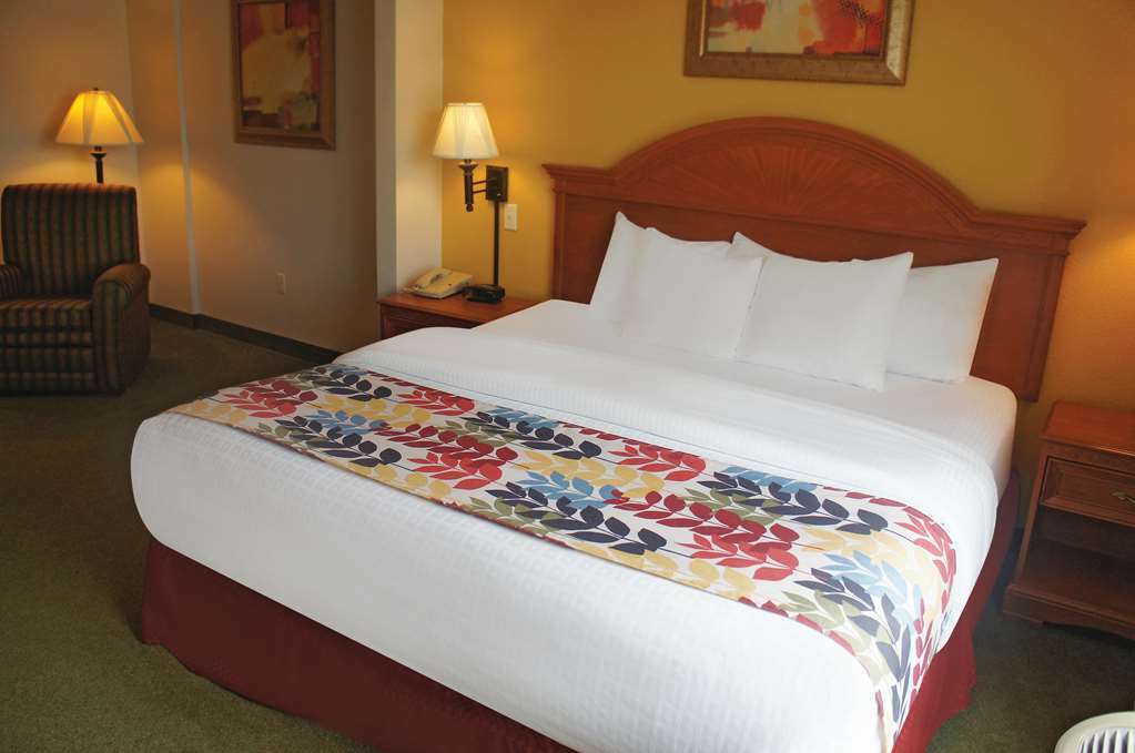 Отель La Quinta By Wyndham Springfield Airport Plaza Номер фото