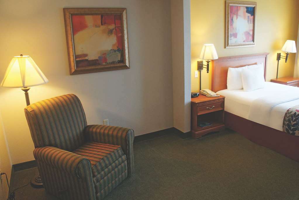 Отель La Quinta By Wyndham Springfield Airport Plaza Номер фото