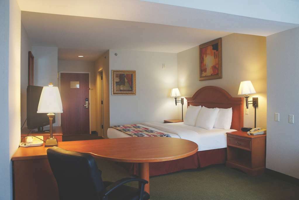Отель La Quinta By Wyndham Springfield Airport Plaza Номер фото