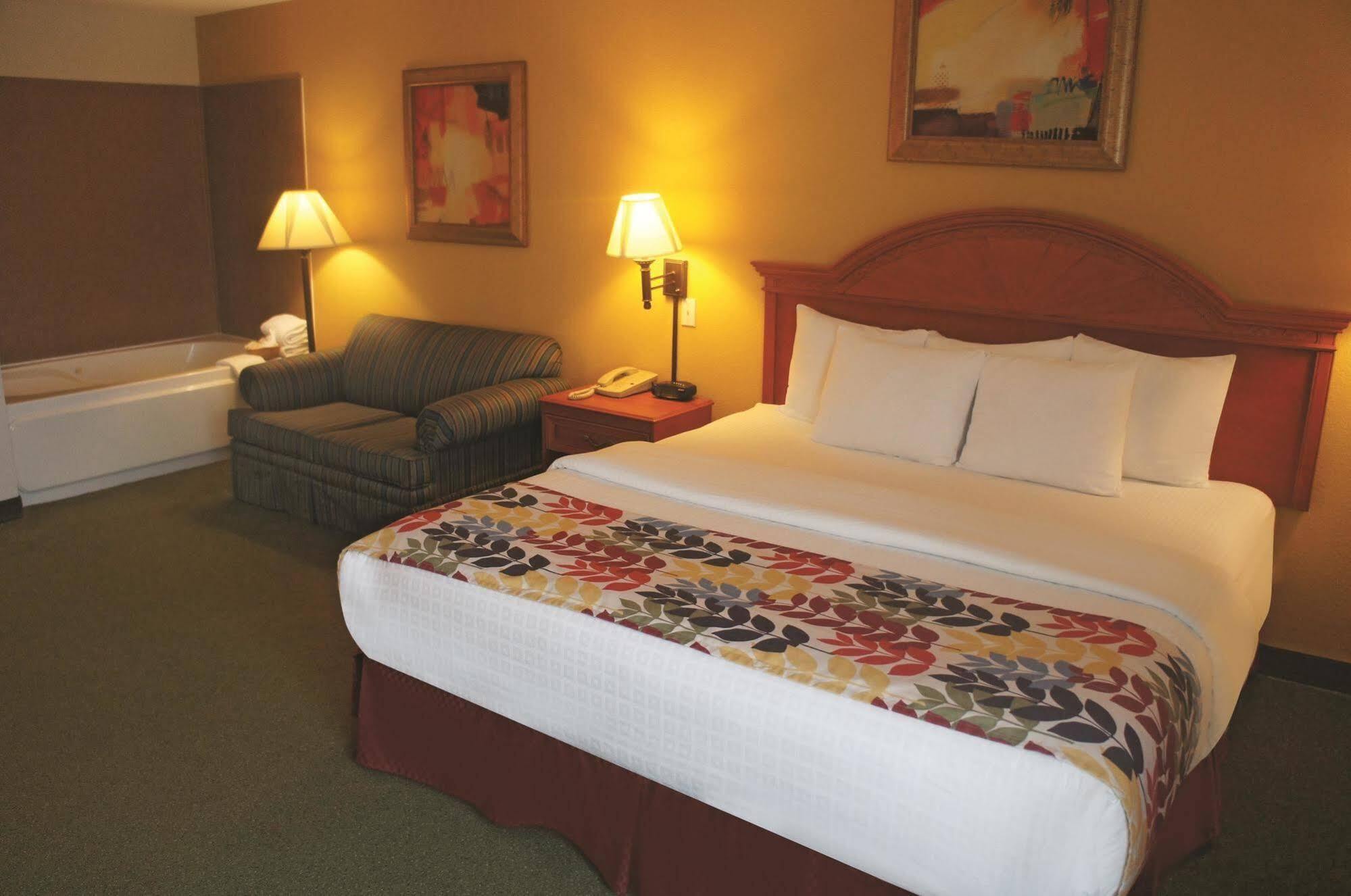 Отель La Quinta By Wyndham Springfield Airport Plaza Экстерьер фото