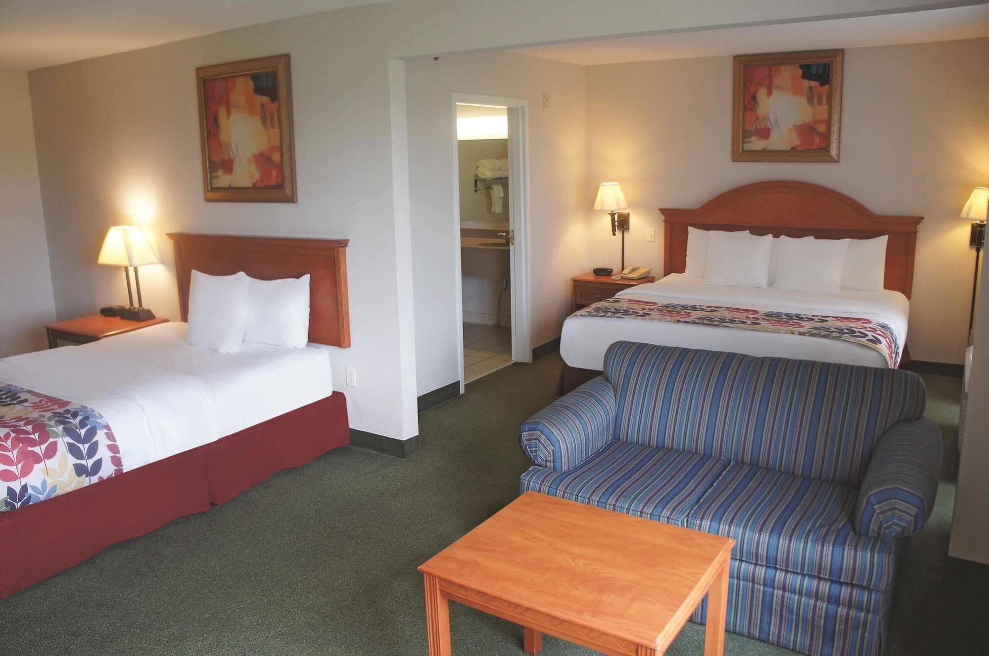 Отель La Quinta By Wyndham Springfield Airport Plaza Экстерьер фото