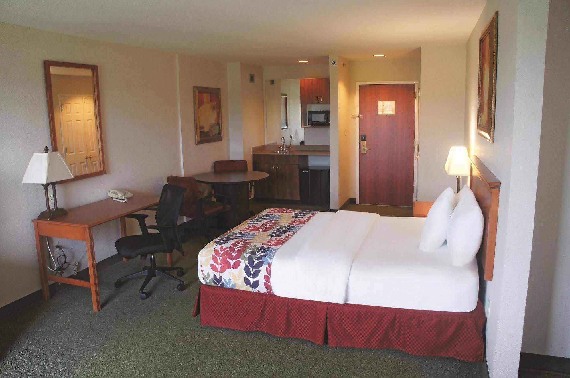 Отель La Quinta By Wyndham Springfield Airport Plaza Экстерьер фото